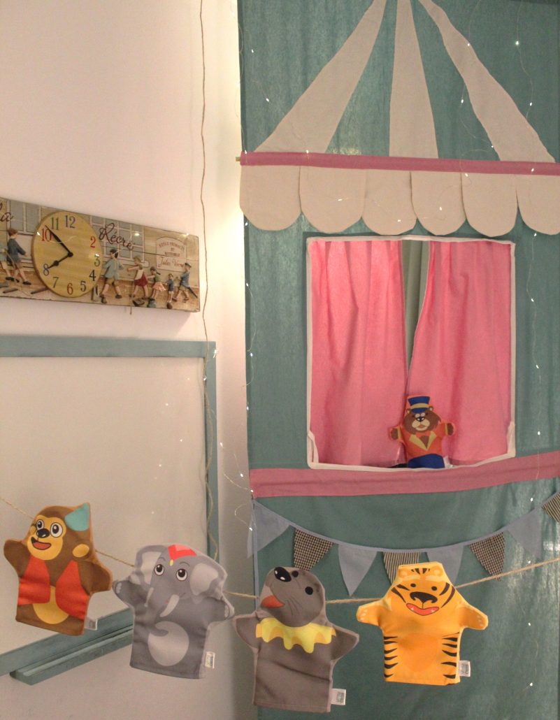 Imagen del escenario de Little Circus junto con sus marionetas